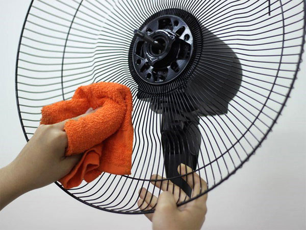 Vệ sinh quạt đứng, quạt treo tường đúng cách, đơn giản