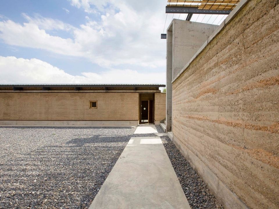Đất nện (Rammed Earth) là gì? Cách thi công và đặc điểm nổi trội