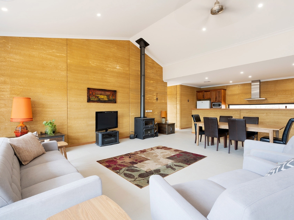 Tường đất nện trong kiến trúc nội thất (Ảnh: Rammed Earth Enterprises)