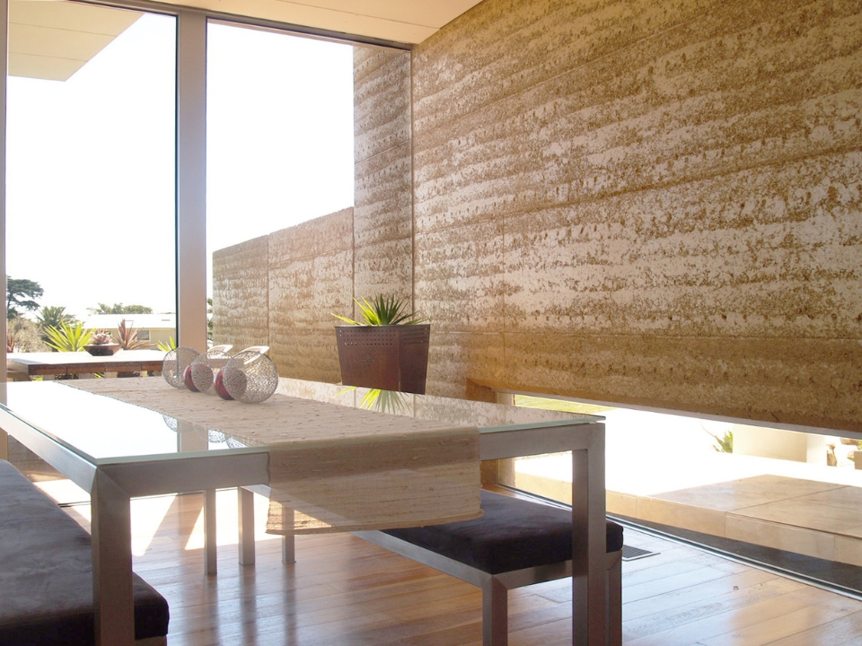 Tường đất nện có kết cấu chắc chắn và thực sự bền vững (Ảnh: Rammed Earth Enterprises)