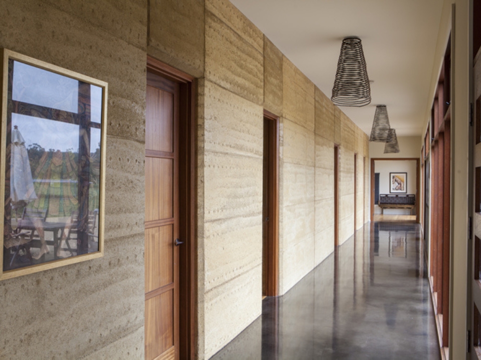 Tường đất nện giúp tiết kiệm năng lượng (Ảnh: Rammed Earth Enterprises)
