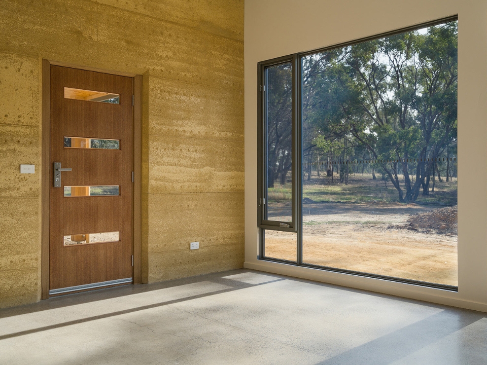 Tường đất nện mang lại tính thẩm mỹ cao (Ảnh: Rammed Earth Enterprises)