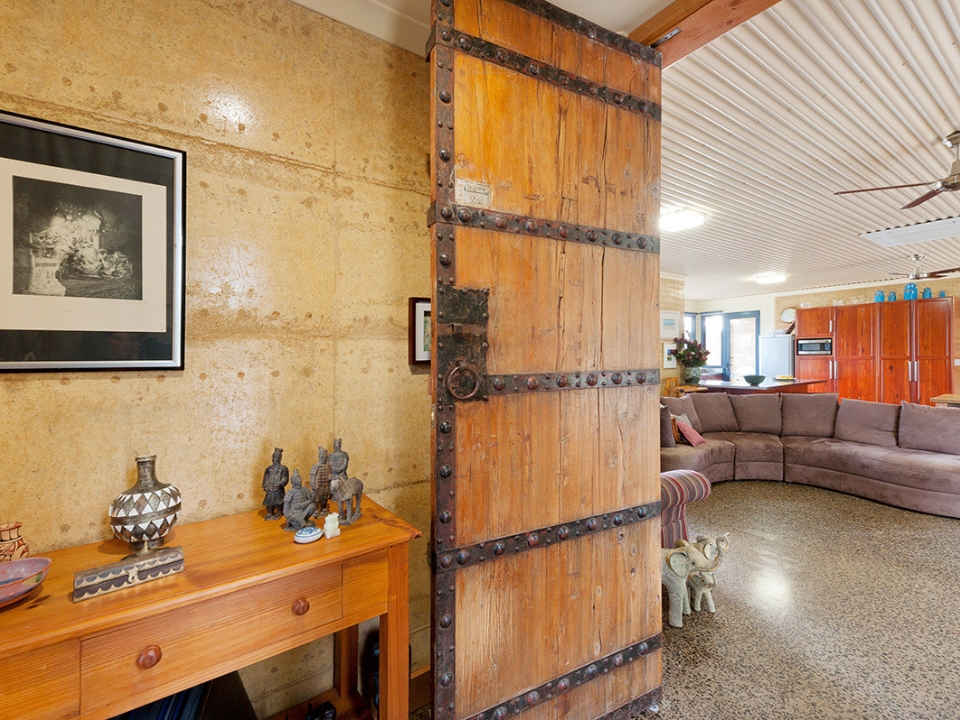 Chi phí xây dựng ban đầu của tường đất nện có thể cao hơn nhưng hiệu quả tốt hơn (Ảnh: Rammed Earth Enterprises)