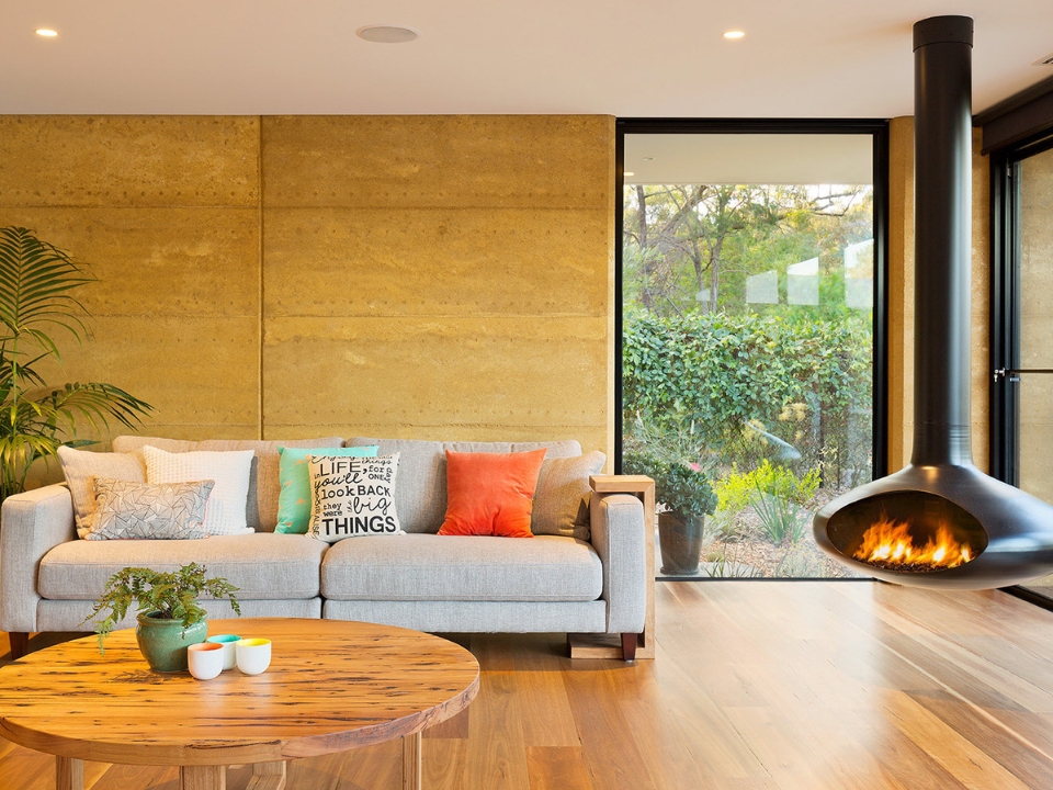 Thi công tường đất nện đòi hỏi kỹ thuật cao để đảm bảo chất lượng (Ảnh: Rammed Earth Enterprises)