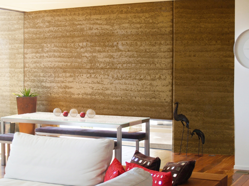 Dấu chân carbon đất nện thấp hơn tường đất nung rất nhiều (Ảnh: Rammed Earth Enterprises)