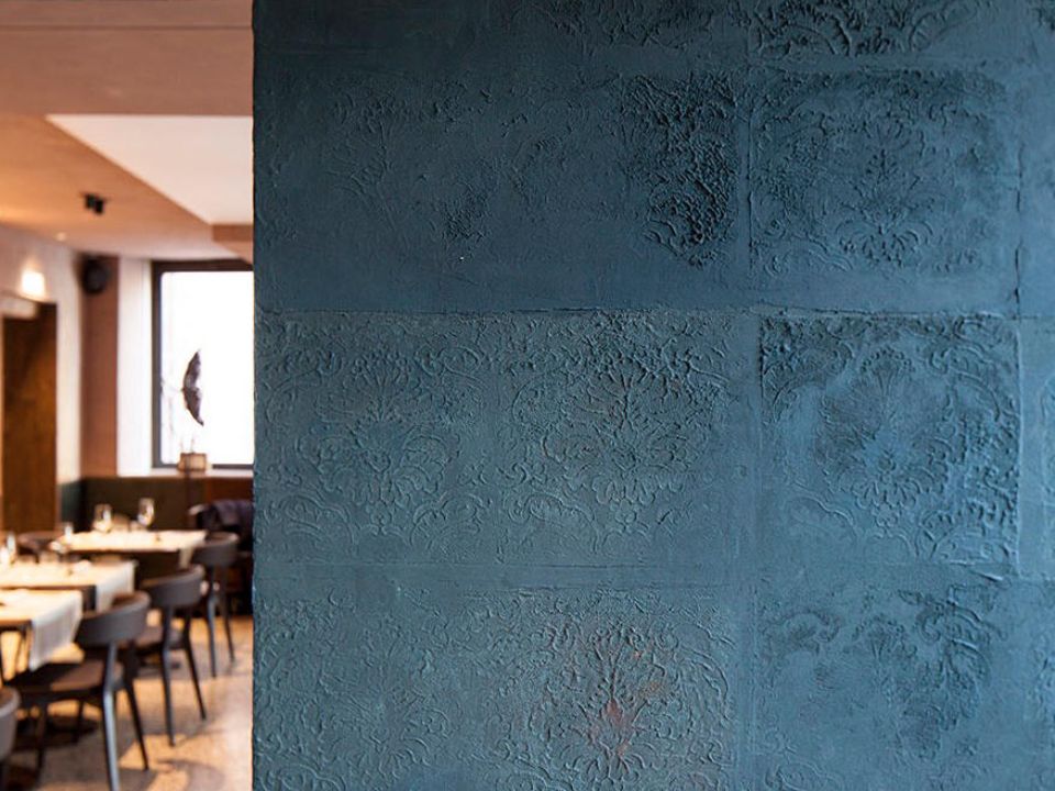 Tự trang trí tường hiệu ứng hoa văn đơn giản tại nhà với 1 tấm Wall Stamped