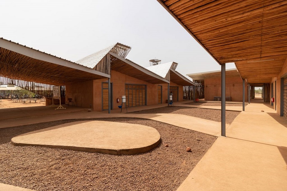 Một ngôi trường tại Ghana được dựng lên bằng những bức tường đất nện