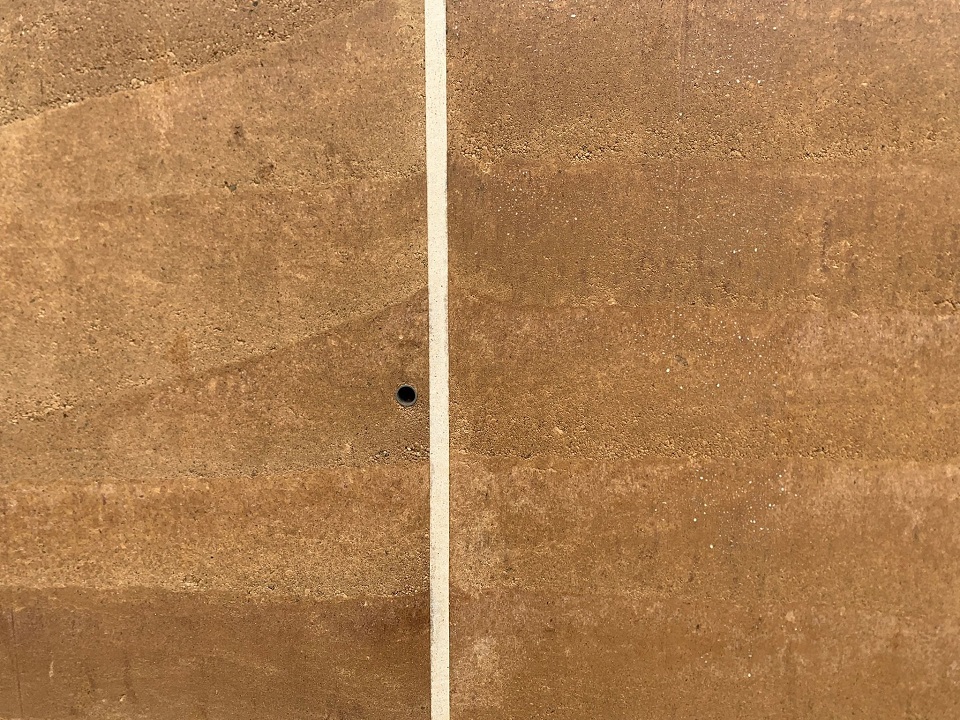 Cận cảnh mẫu tường đất nện - Rammed Earth sau khi hoàn thiện (Ảnh: Oliu)