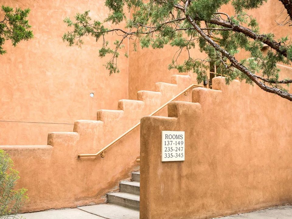Ứng dụng của vữa đất trong kiến trúc nghỉ dưỡng (Hotel Santa Fe, Hacienda & Spa)