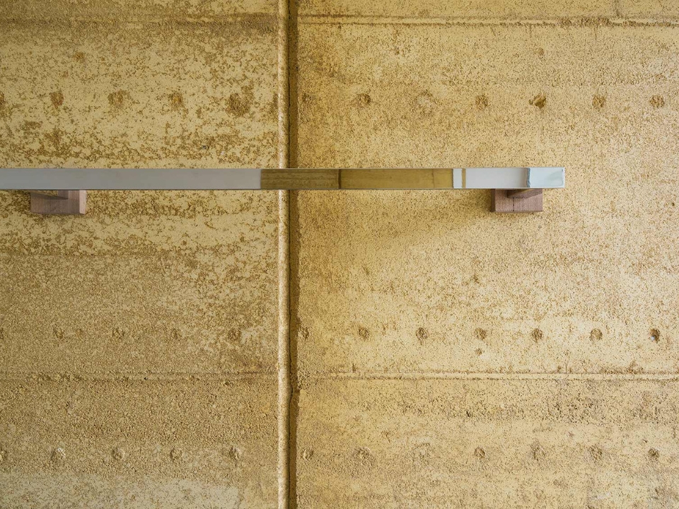 Tái chế tường đất nện khi phá dỡ là điều dễ dàng hơn so với các bức tường bê tông (Ảnh: Rammed Earth Enterprises)