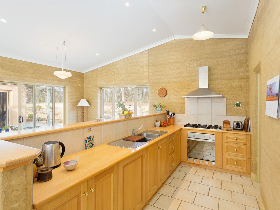 Tường đất nện nếu được phá dỡ không tốn nhiều diện tích và gây ô nhiễm (Ảnh: Rammed Earth Enterprises)