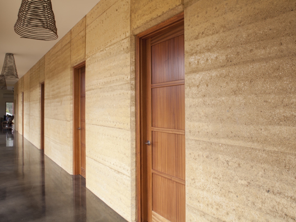 Bức tường đất nện có thể được tái sử dụng nếu biết xử lý đúng cách (Ảnh: Rammed Earth Enterprises)