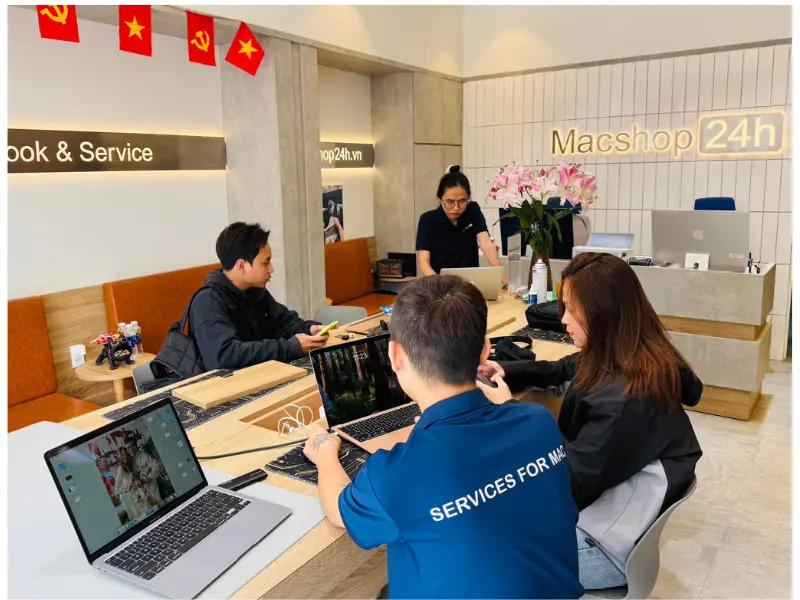 Kỹ thuật viên kiểm tra