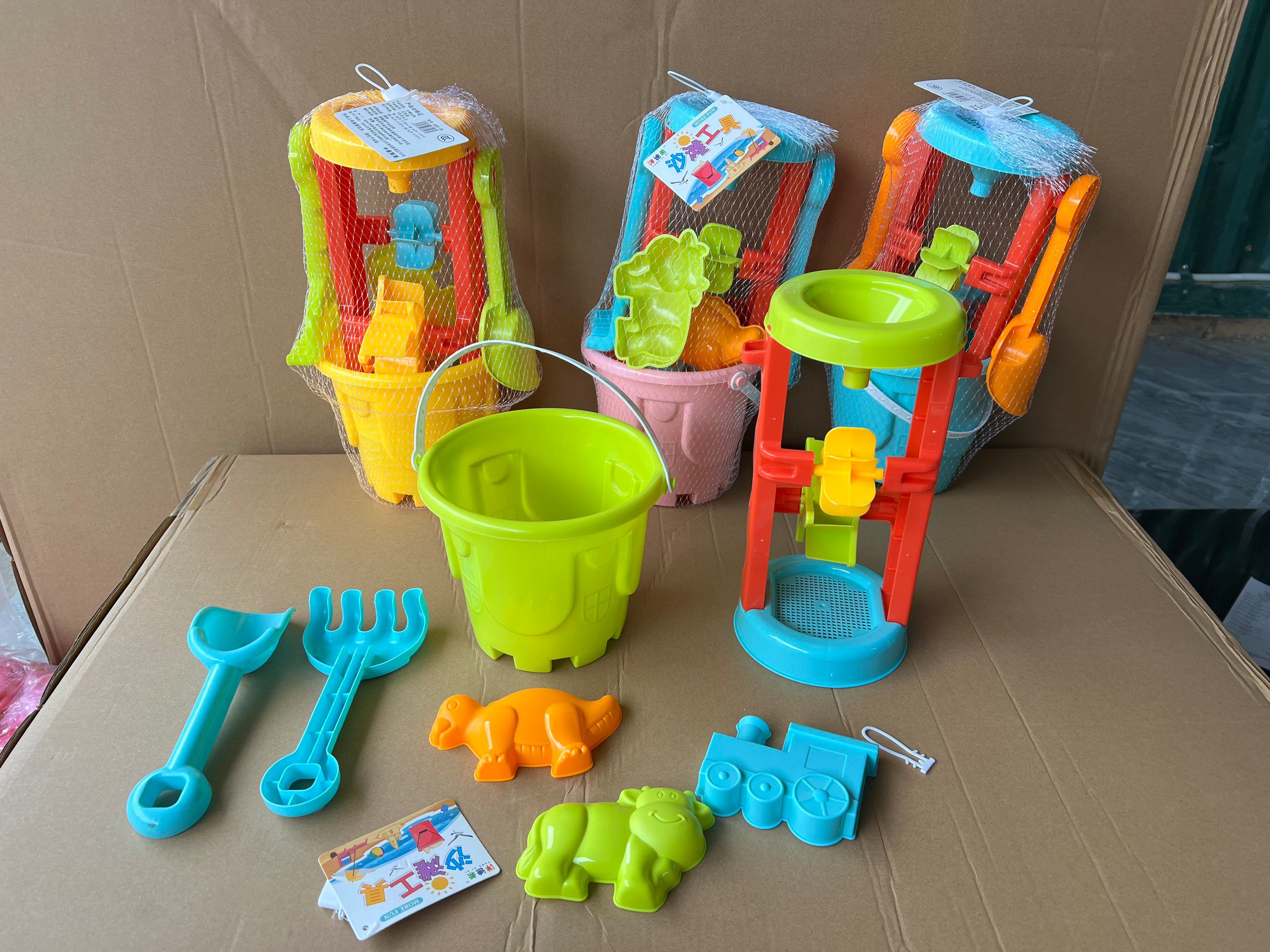 Bộ đồ chơi guồng cát và xe kèm phụ kiện cho bé