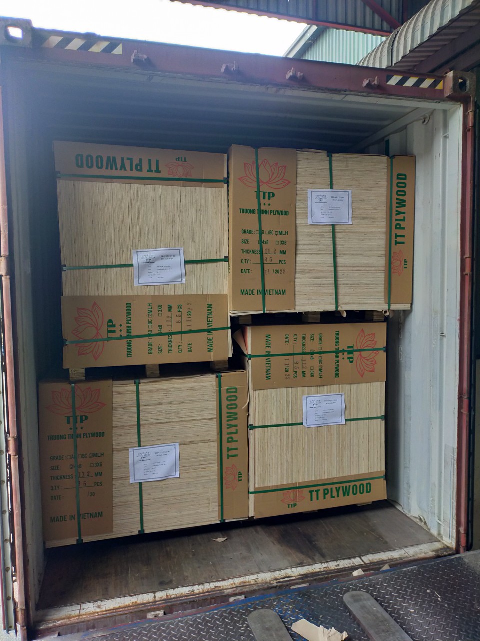 Loading 2 cont Packing Plywood Cutting for USA Market