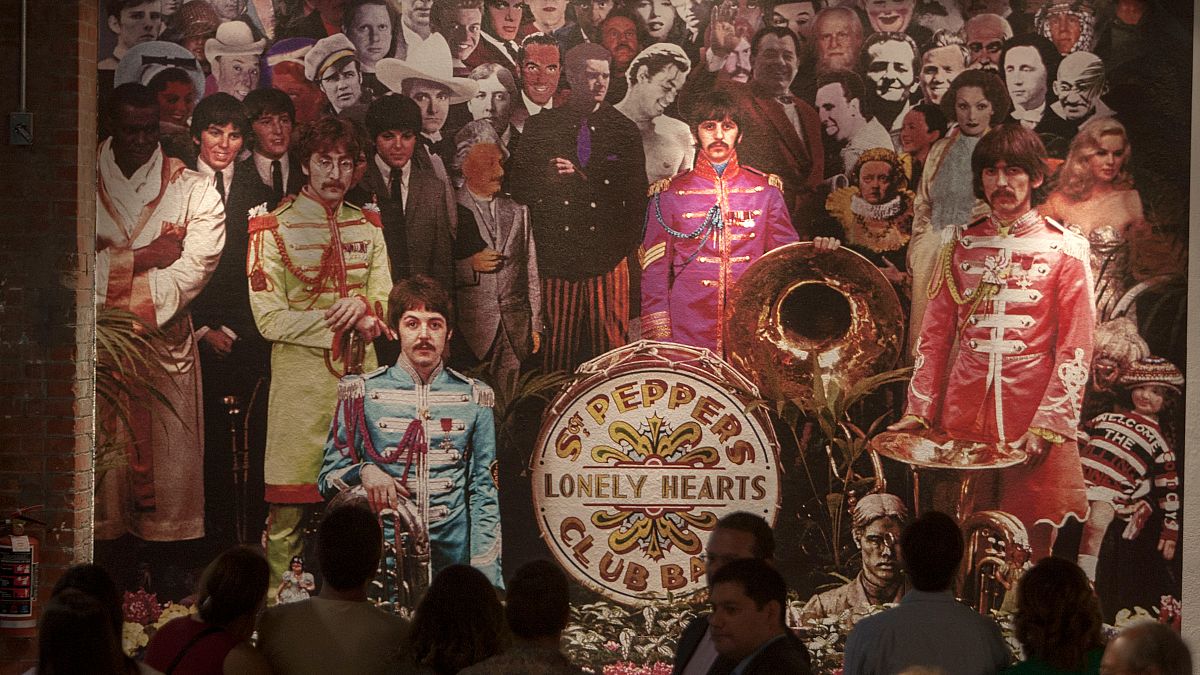 Bức tranh được truyền cảm hứng từ bìa album Sgt Pepper của The Beatles được bán với giá hơn 50.000 euro