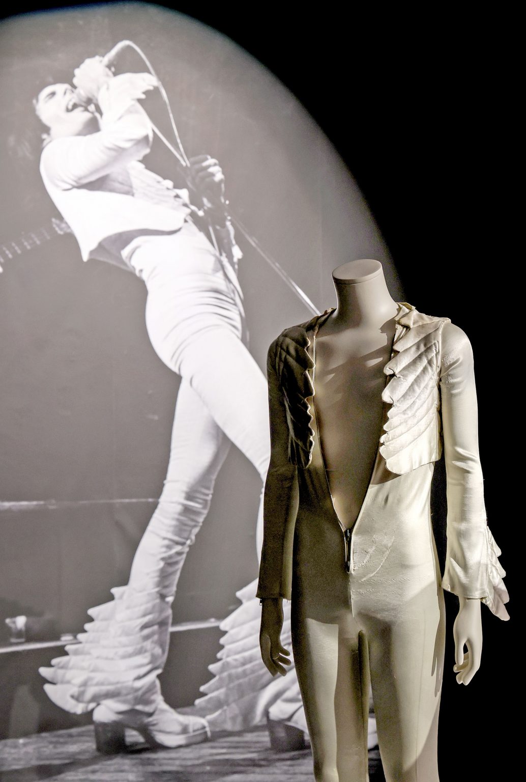 Sự kiện đấu giá nghệ thuật về Freddie Mercury đạt 15,4 triệu đô (Phần 1)