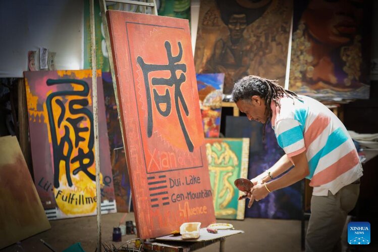 Hoạ sĩ người Ethiopia vẽ tranh với cảm hứng từ Kinh Dịch cổ điển Trung Quốc