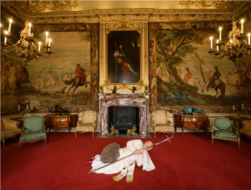 Thành Vatican chọn Maurizio Cattelan cho sự kiện Venice Biennale Pavilion
