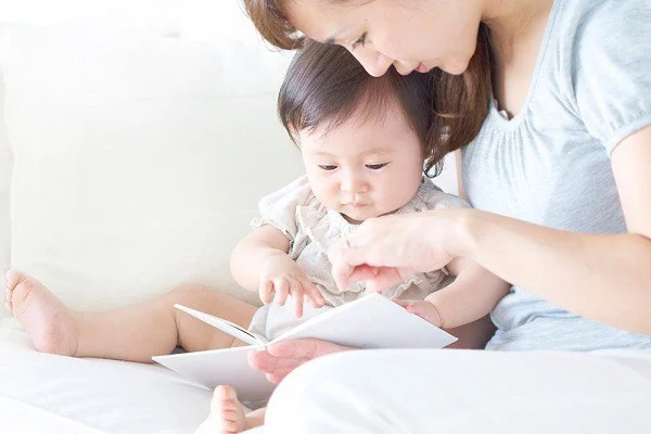 Đọc sách cùng con 0 1 tuổi