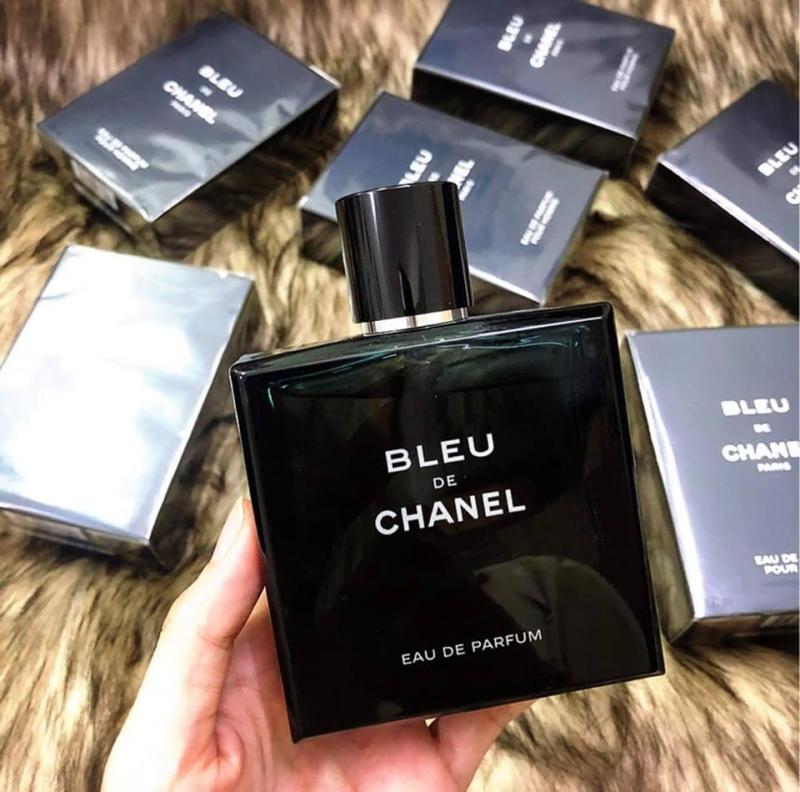 Nước hoa pháp chiết Anh Minh  Với thiết kế chai màu đen sang trọng và  huyền bí Bleu De Chanel thu hút ánh nhìn của đối phương một cách mạnh mẽ