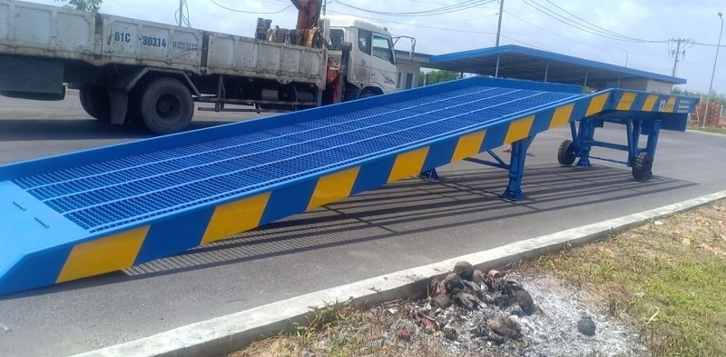 Cầu dẫn lên công 
