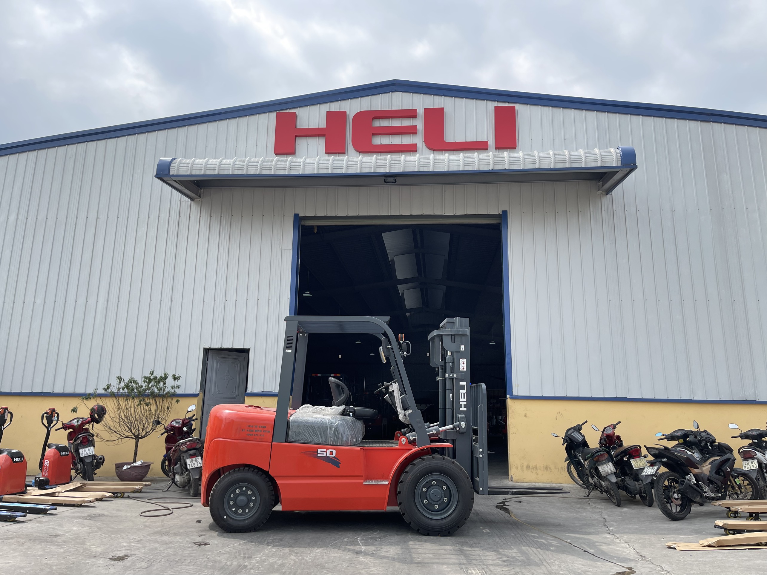 Xe nâng dầu 5 tấn K2 series tại kho Công ty TNHH xe nâng Bình Minh