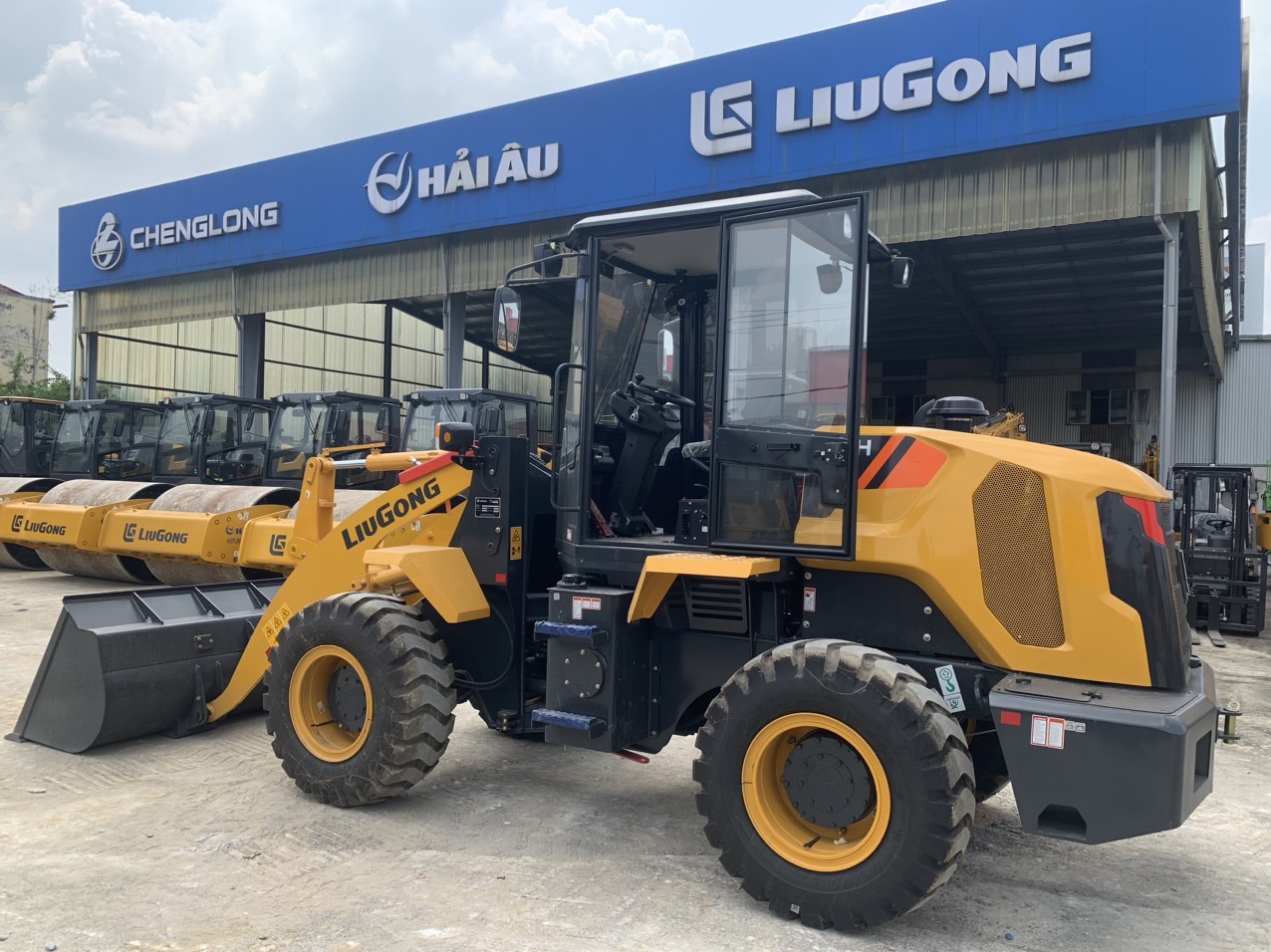 MÁY XÚC LẬT LIUGONG GẦU 1,2M3 MODEL CLG816H