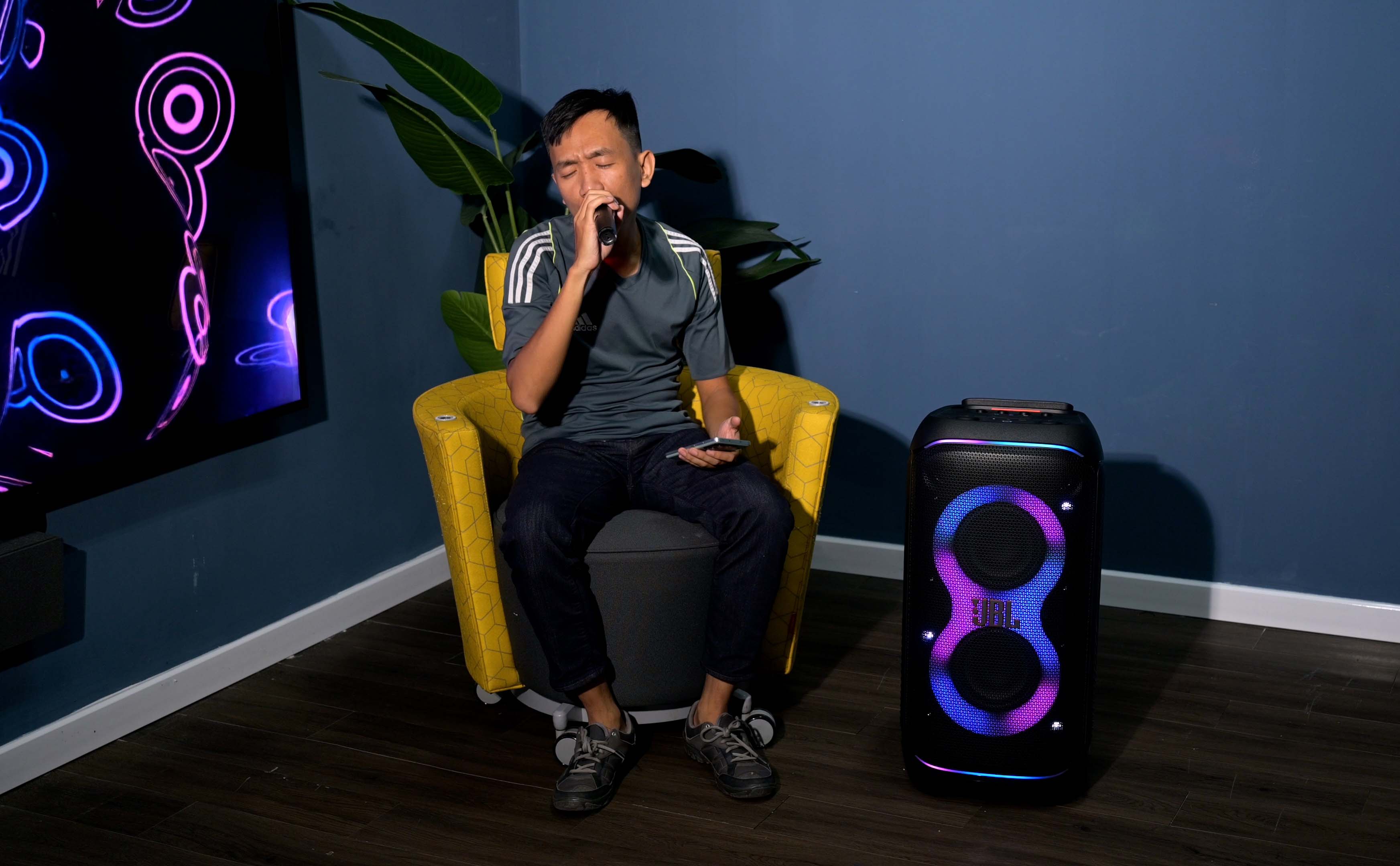 Trên tay loa di động dành cho trình diễn, hát hò, nghe nhạc: JBL PartyBox Stage 320