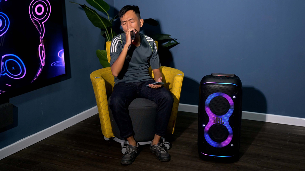 Trên tay loa tiệc mới: JBL PartyBox Stage 320