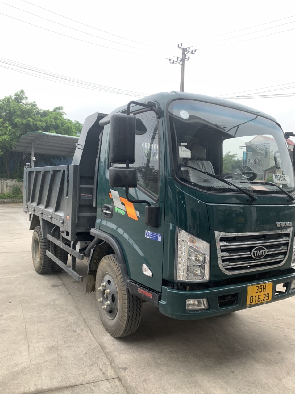 ban-giao-xe-cho-khach-hang-mua-xe-cuu-long-tmt-doan-van-luong-tai-thanh-pho-tam-