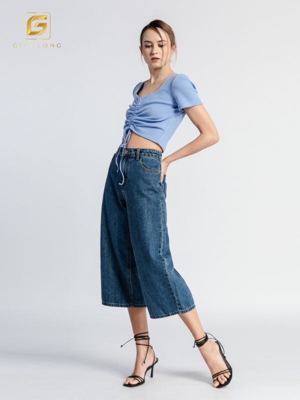 quần jean lửng kết hợp cùng áo croptop