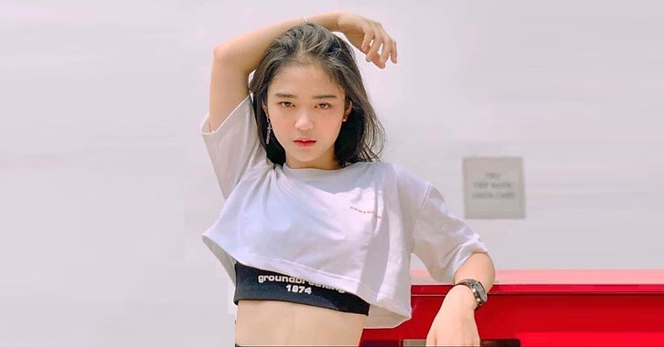 ao-croptop-phoi-voi-gi-de-tro-nen-sanh-dieu-va-phong-cach