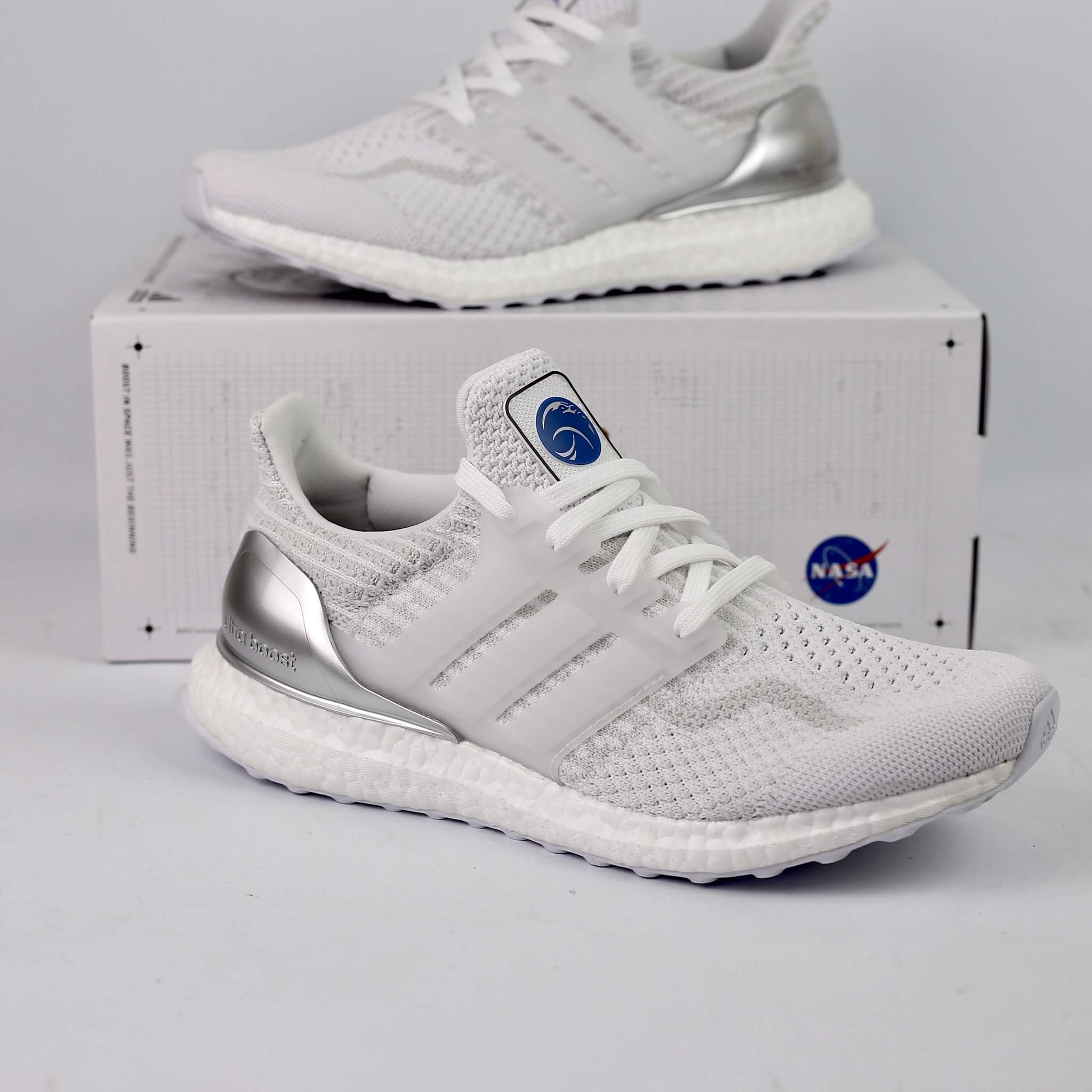 giay-sneaker-adidas-nam-ultraboost-dna-5-0-x-nasa-w-cloud-white-fy9874-hang-chin