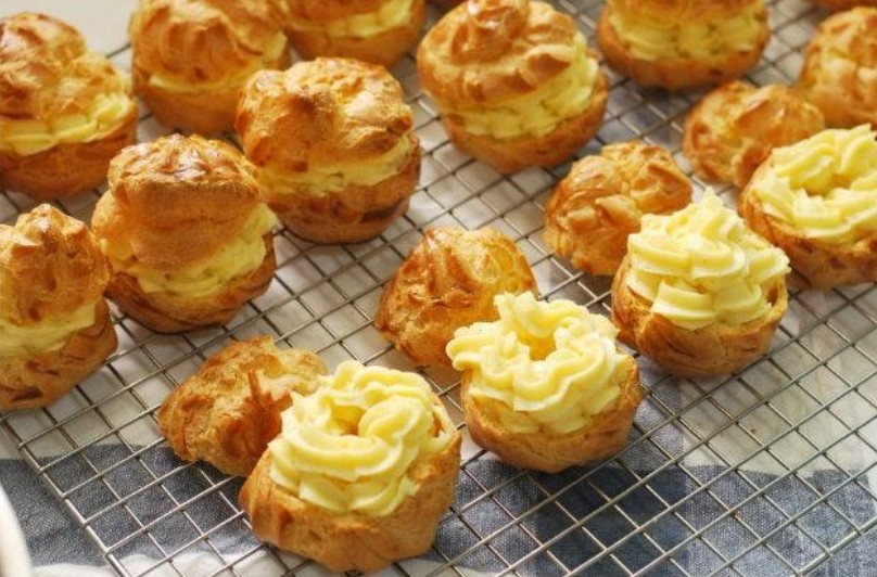 Hong bánh su kem trên kệ lưới làm mát tiêu chuẩn