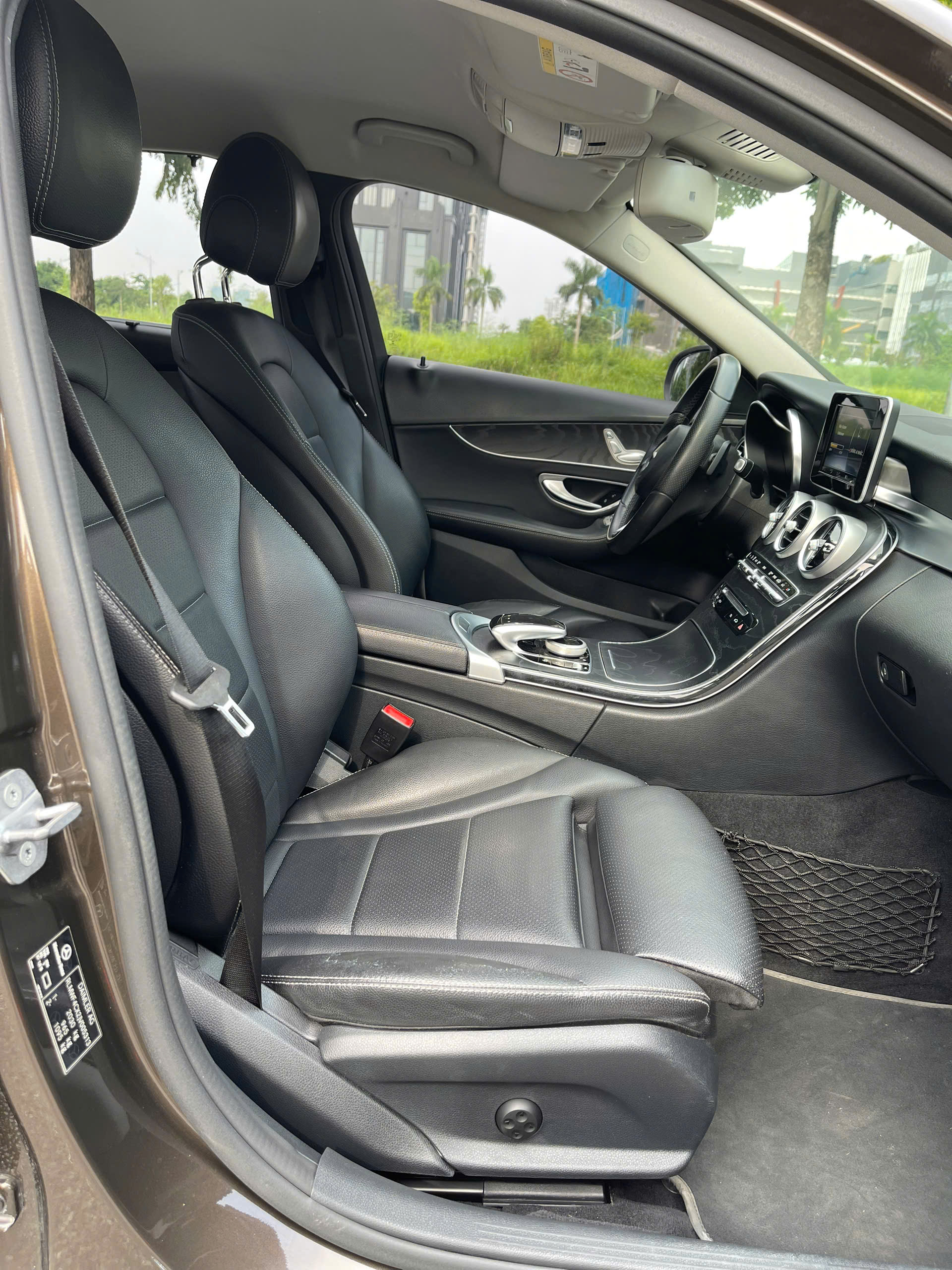 Mercedes C200 2018 màu nâu nội thất đen