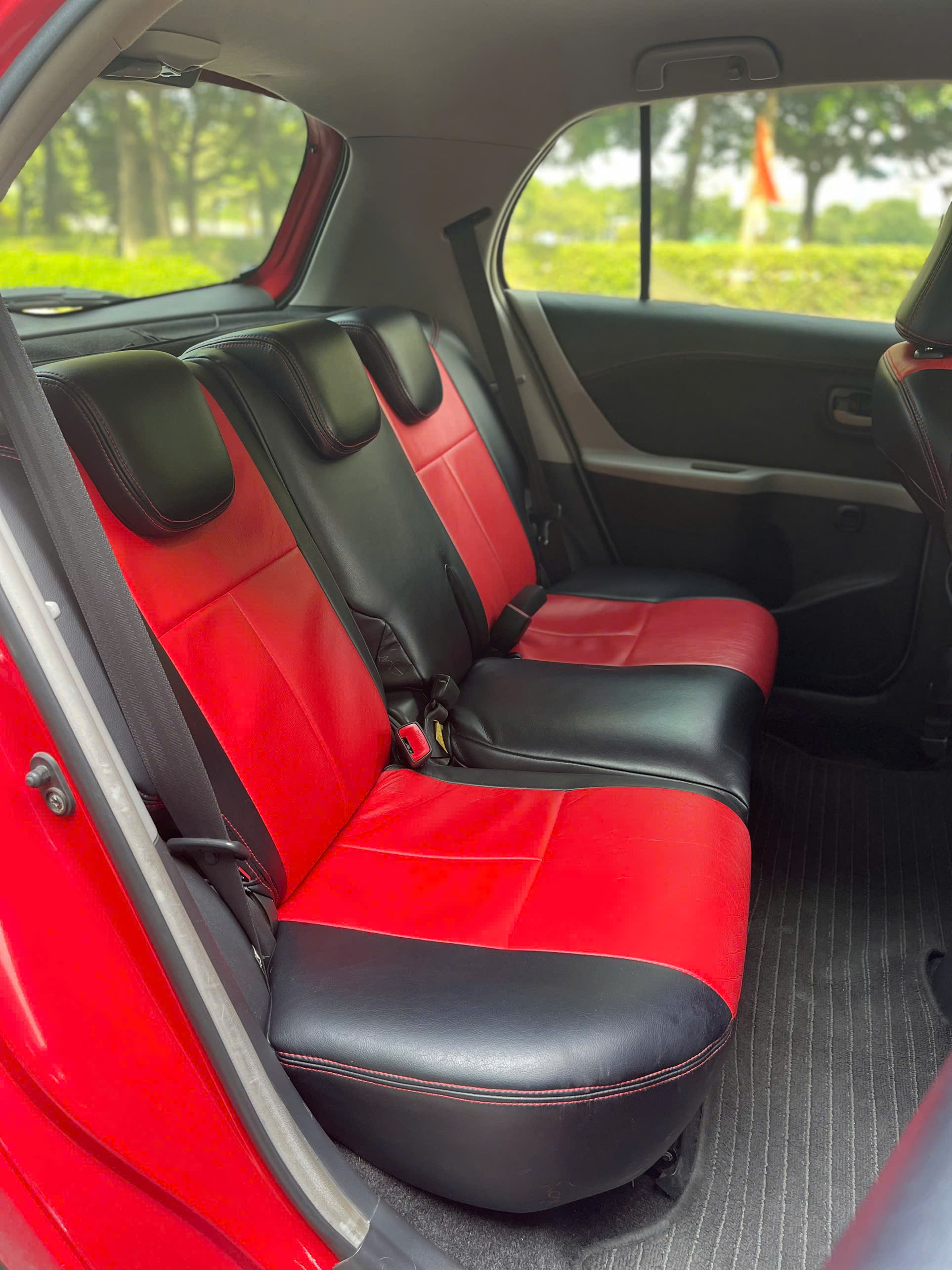 Toyota Yaris 1.3AT Nhật Bản 2009 màu đỏ