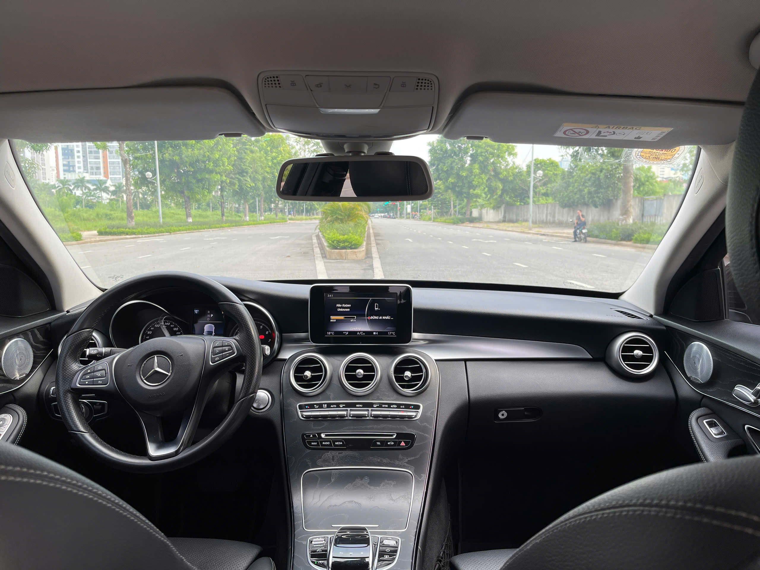 Mercedes C200 2018 màu nâu nội thất đen
