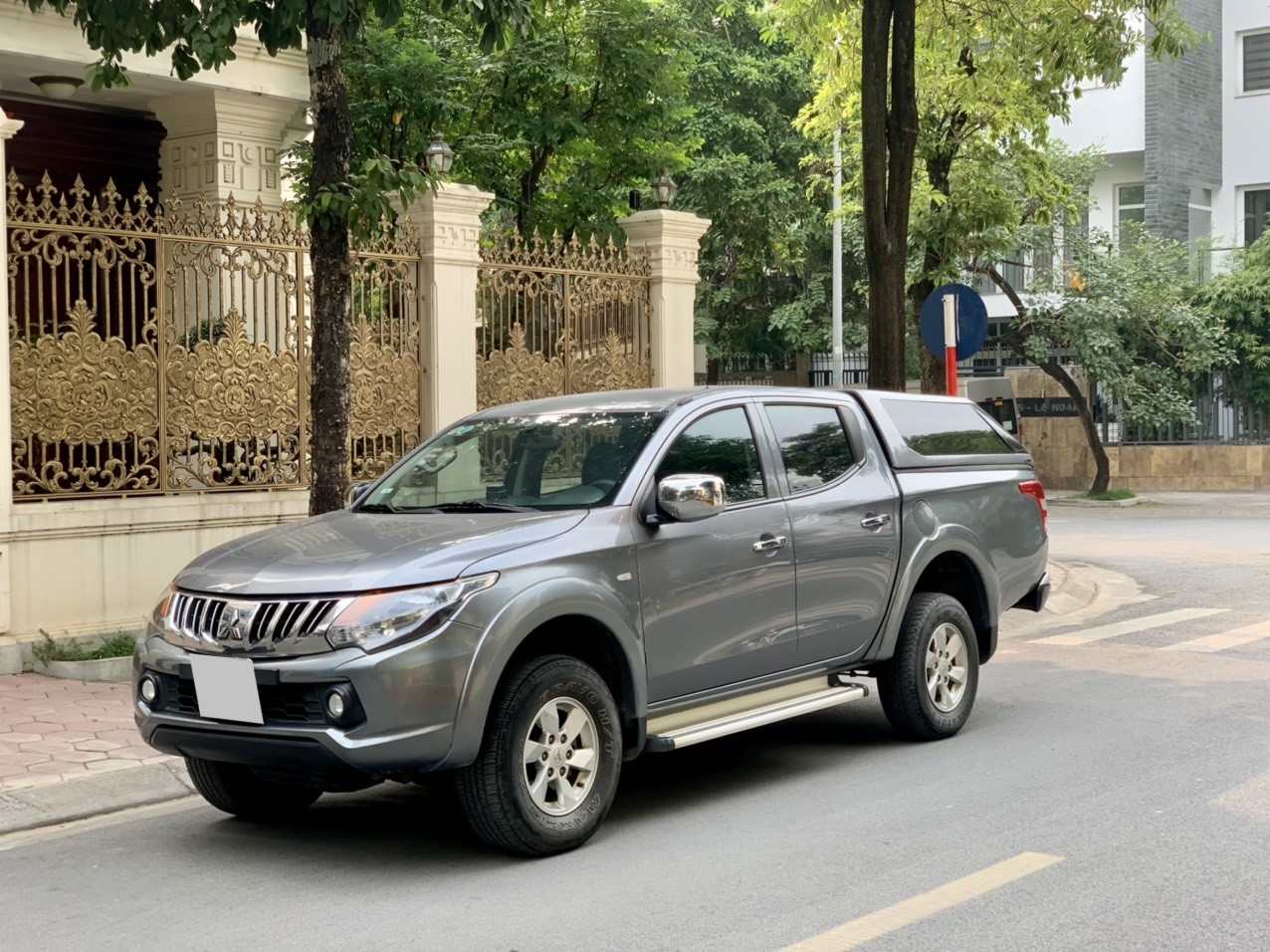 Mitsubishi Triton 2.5 MT bản 1 cầu, máy dầu màu xám (Đã bán)