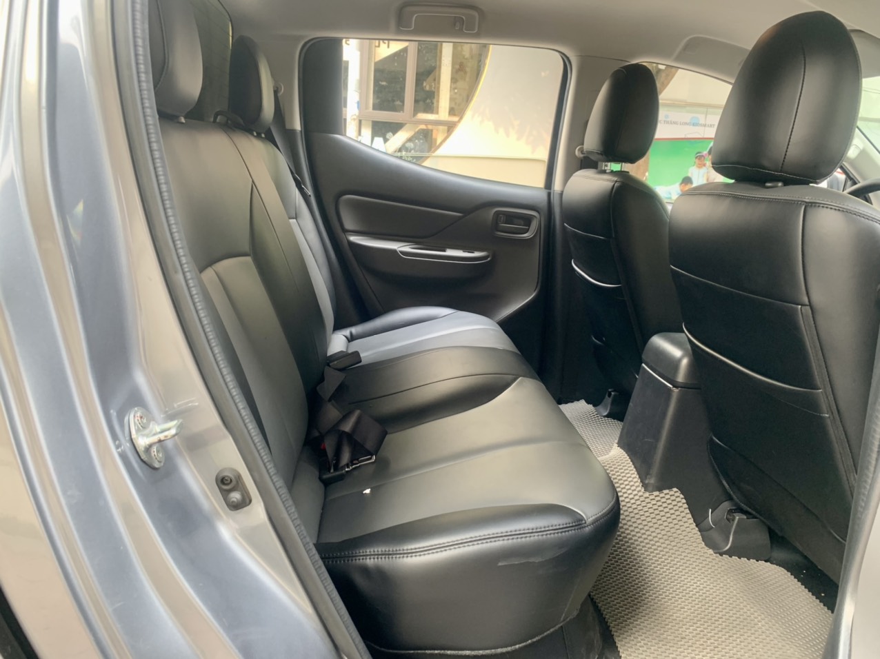 Mitsubishi Triton 2.5 MT bản 1 cầu, máy dầu màu xám (Đã bán)