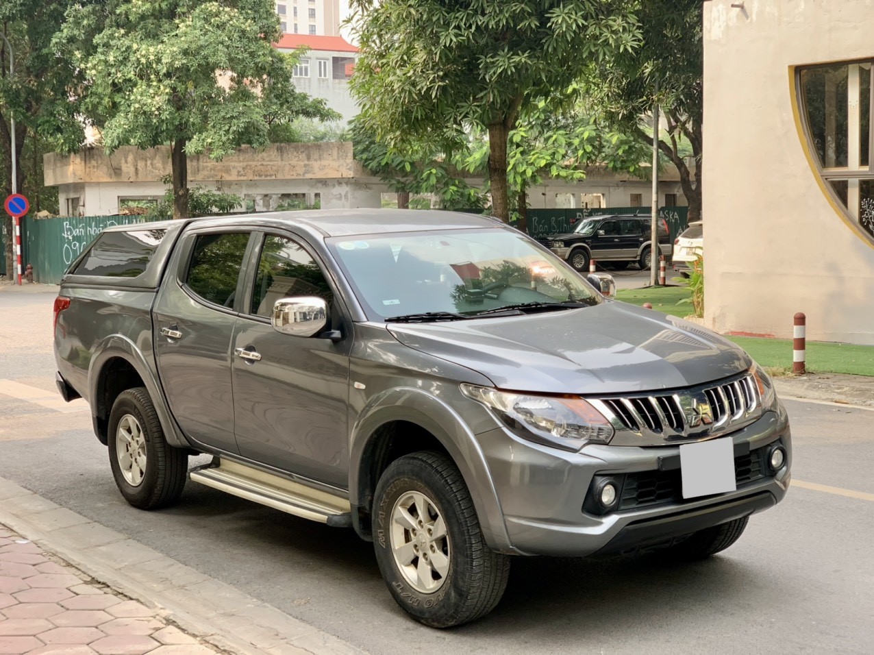 Mitsubishi Triton 2.5 MT bản 1 cầu, máy dầu màu xám (Đã bán)
