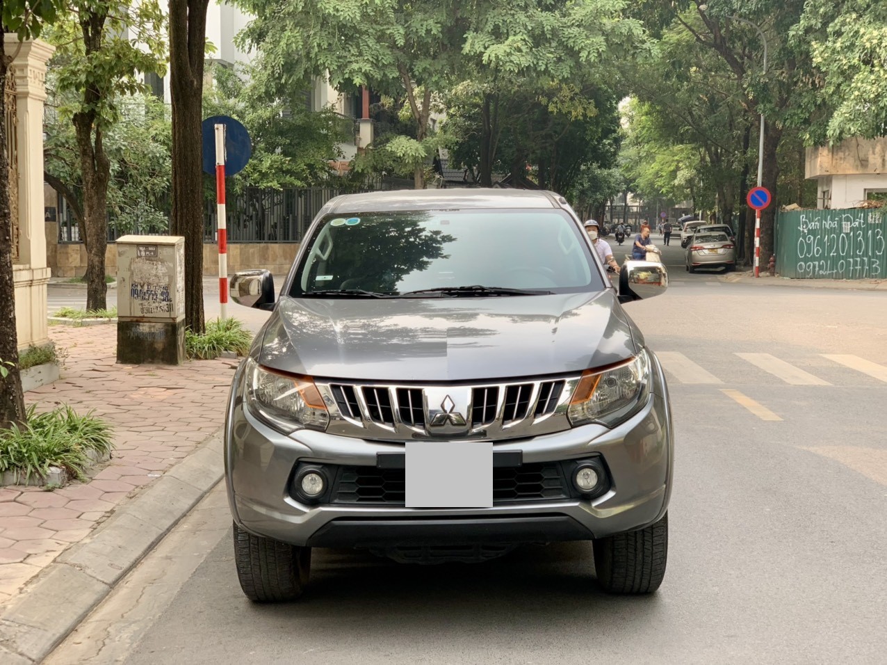 Mitsubishi Triton 2.5 MT bản 1 cầu, máy dầu màu xám (Đã bán)