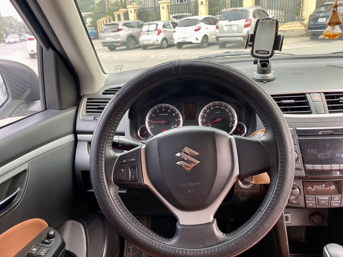 Suzuki Swift 1.4AT 2016 màu trắng (Đã bán)