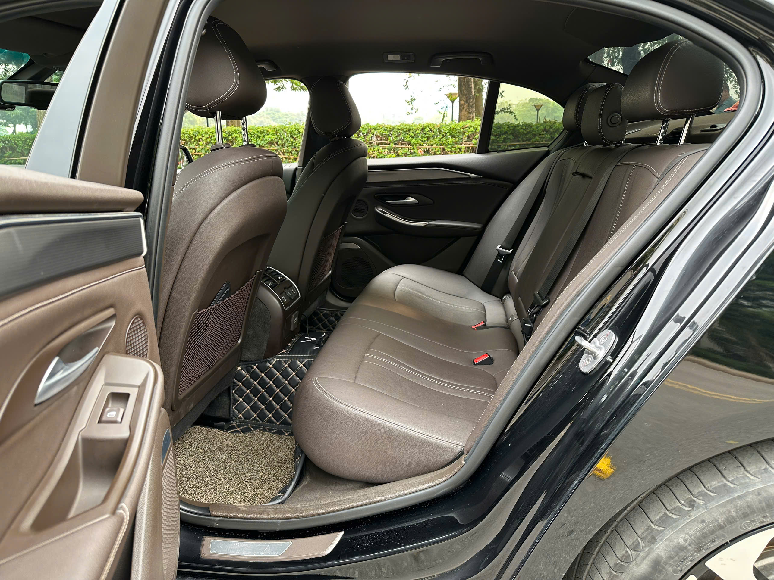 VinFast Lux A 2.0 Base 2.0 AT 2021 đen