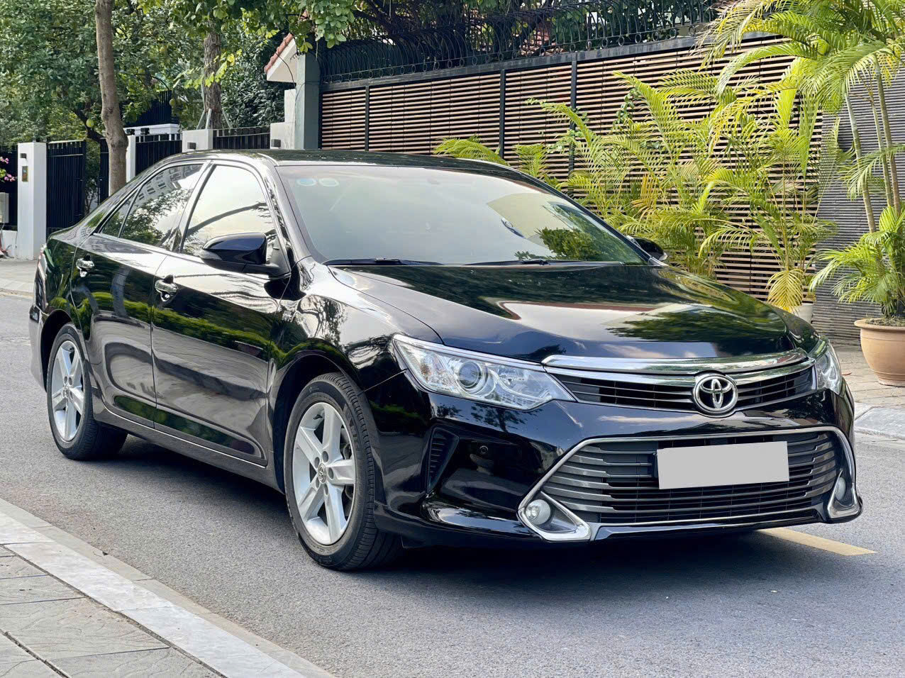 Toyota Camry 2.5Q 2016 màu đen