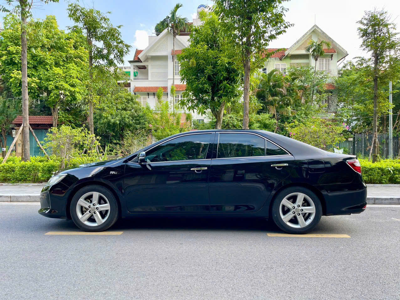 Toyota Camry 2.5Q 2016 màu đen