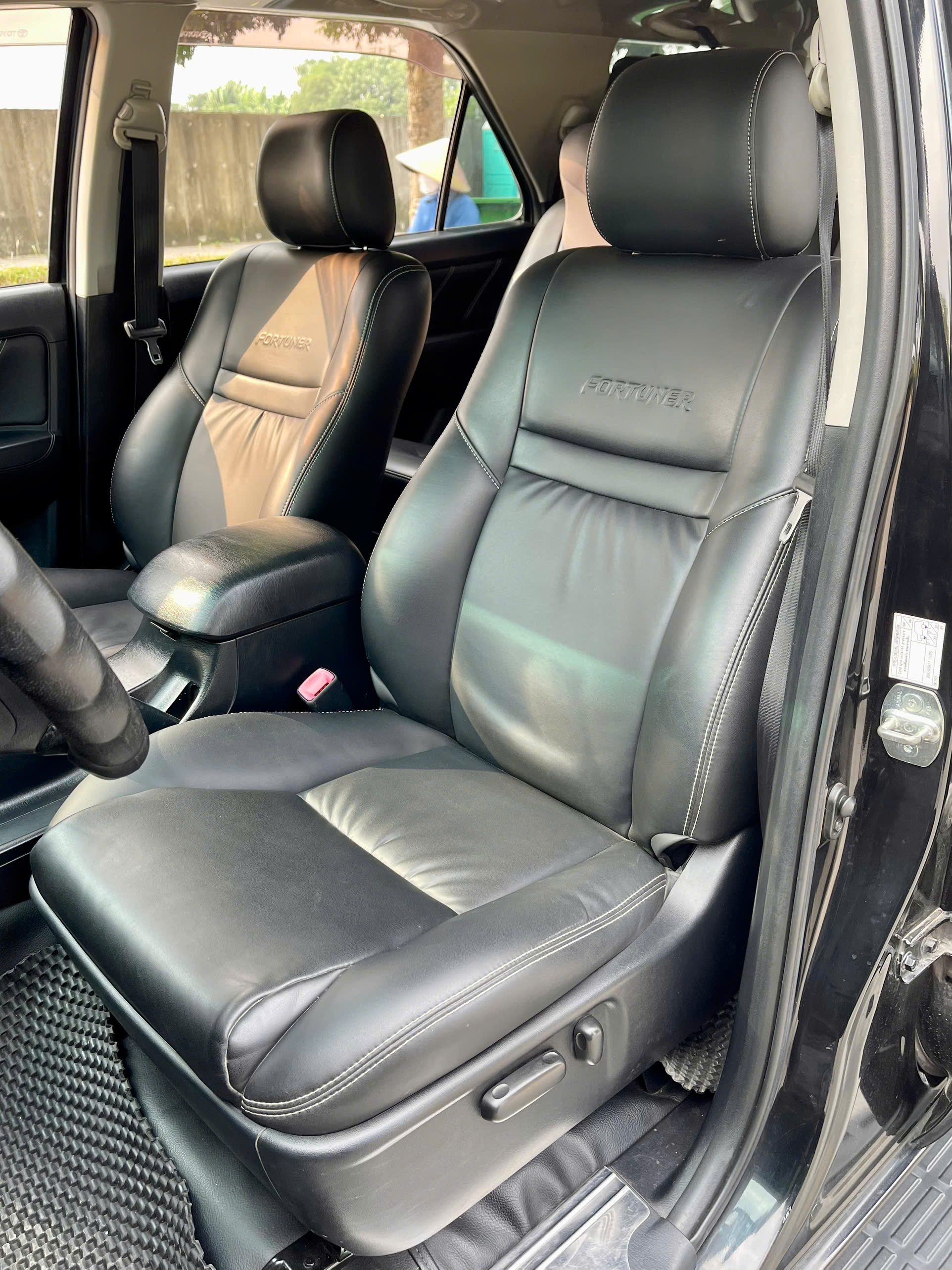 Toyota Fortuner 2.7V 4x4 AT 2014 bạc