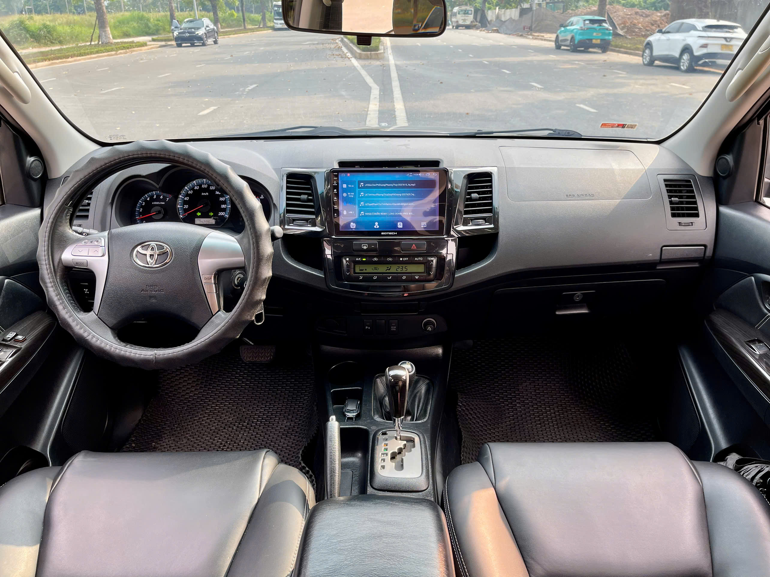 Toyota Fortuner 2.7V 4x4 AT 2014 bạc