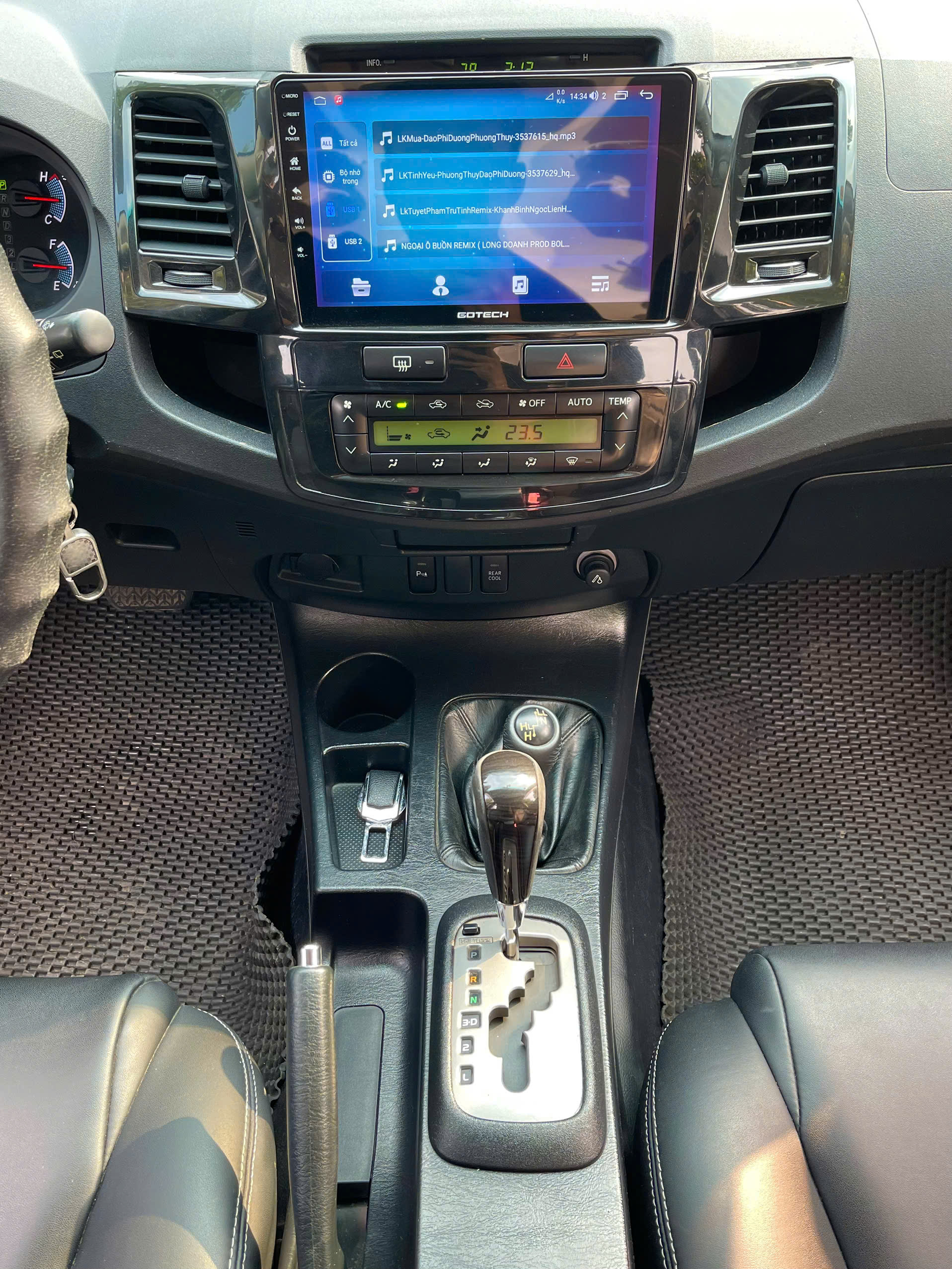 Toyota Fortuner 2.7V 4x4 AT 2014 bạc