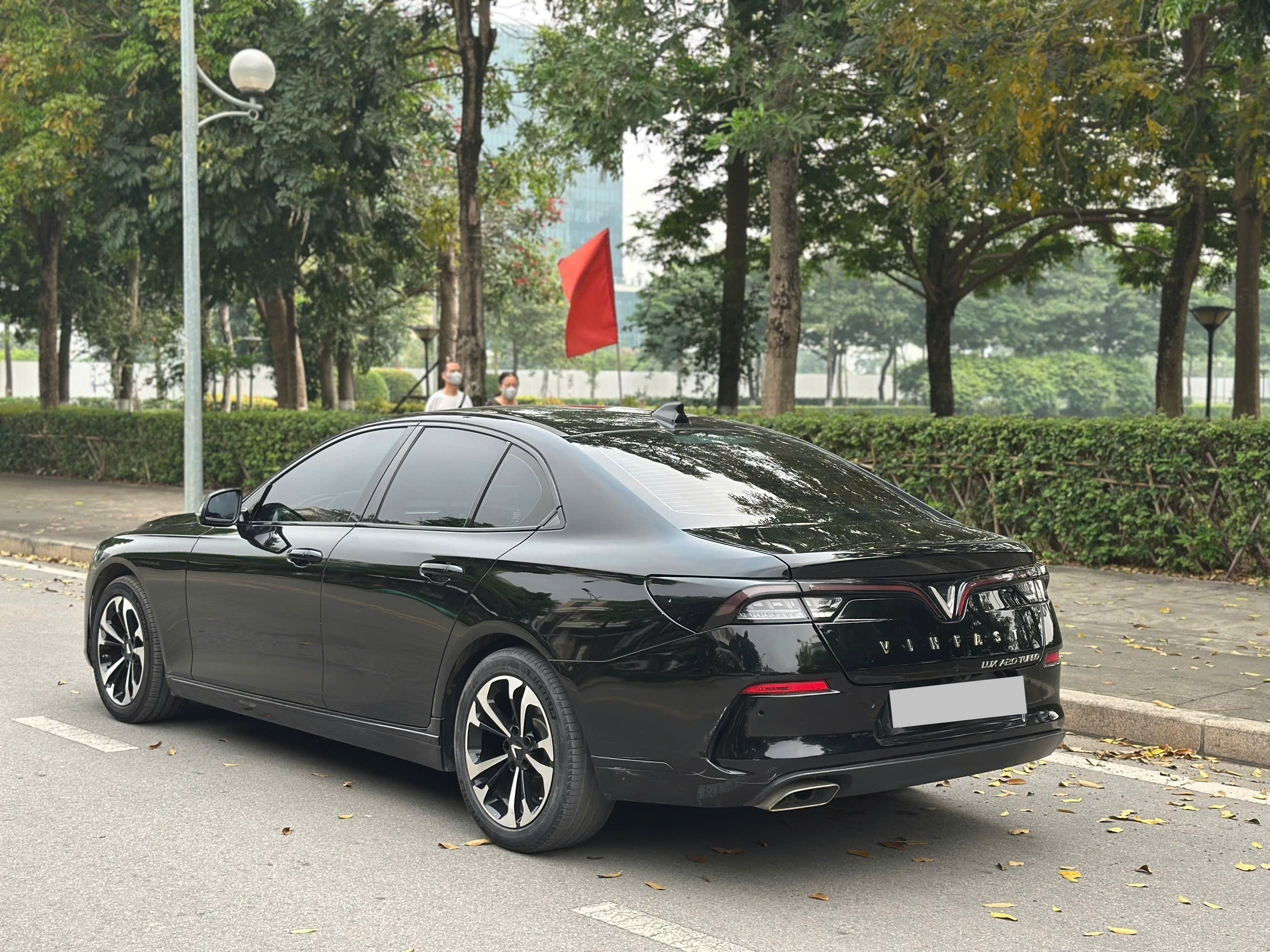 VinFast Lux A 2.0 Base 2.0 AT 2021 đen